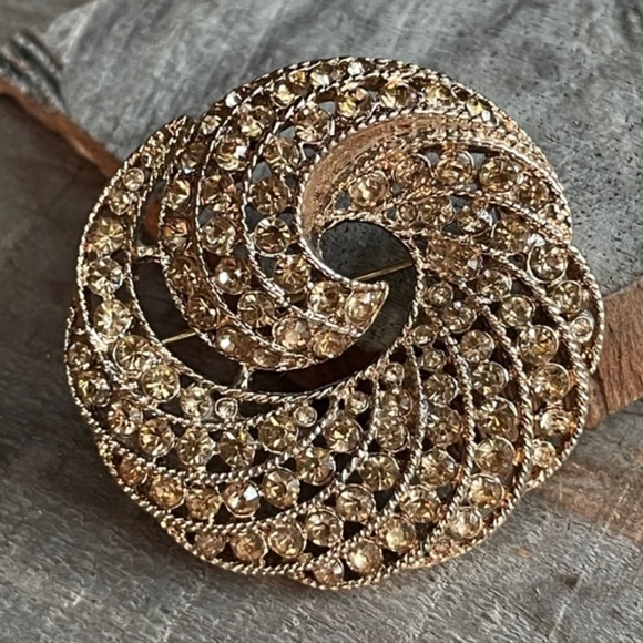 Vintage Retro Topaz Rhinestone Gold Tone Swirl Wreath Brooch Pin - Picture 4 of 11